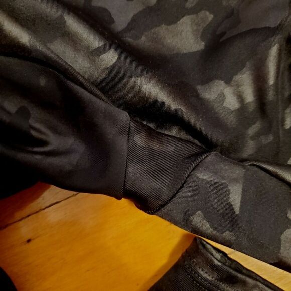 Spanx Faux leather Camo leggings. Black and grey. Shimmers. Size S. 26,5" Inseam - Picture 8 of 13